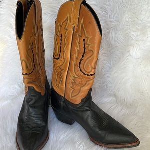 Justin ladies pointed toe leather cowboy boots size 9